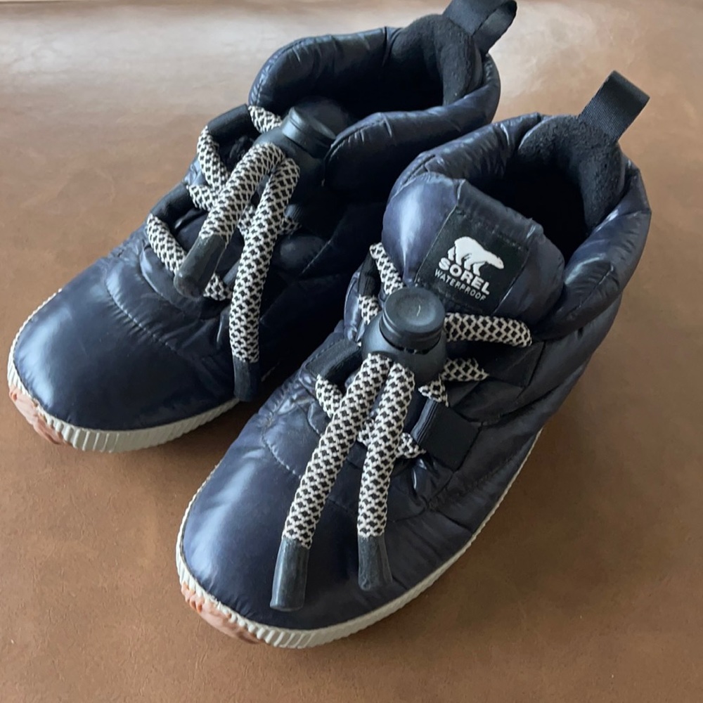 New Sorel womens puffy shoes, Size 8